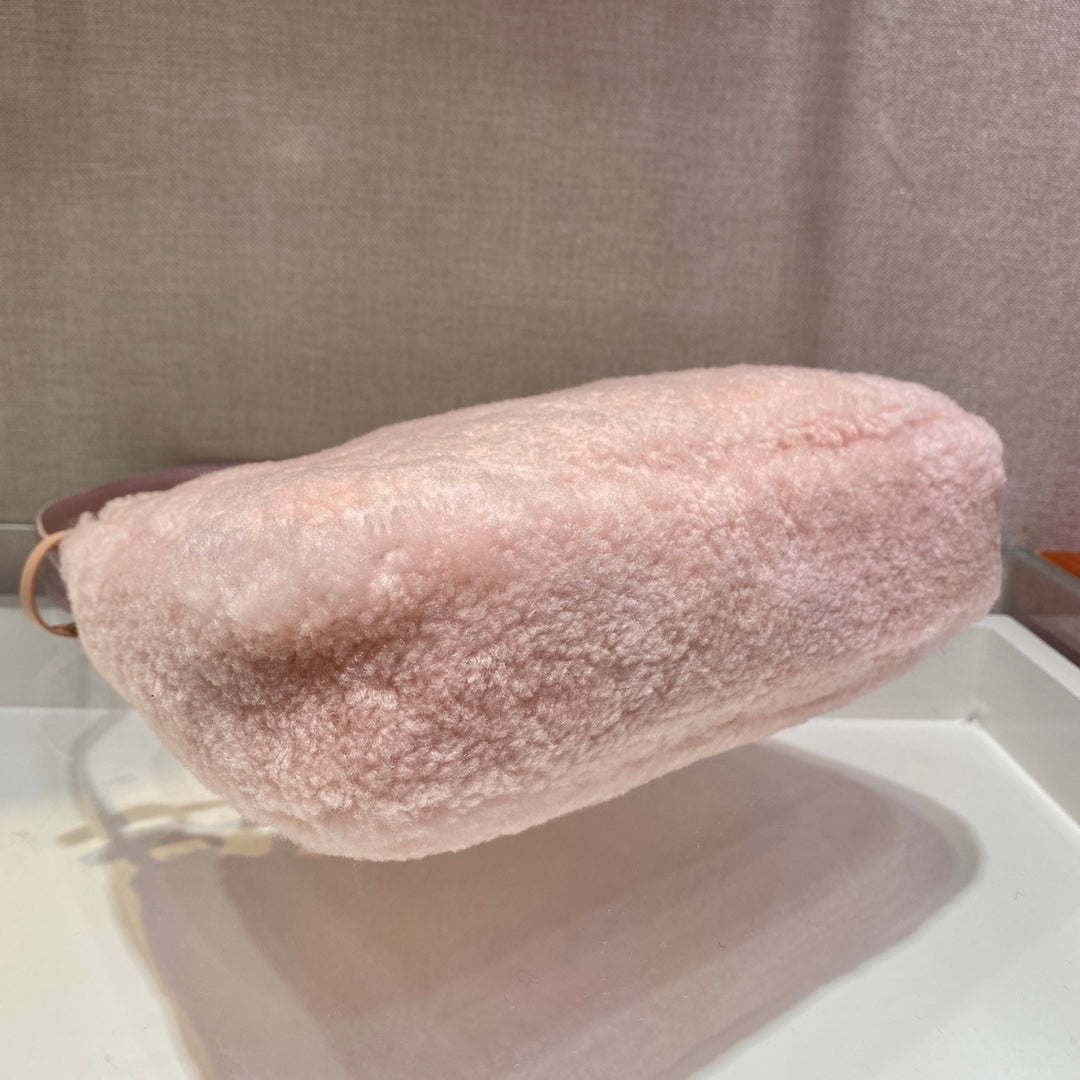 HOBO BAG 23 IN LIGHT PINK SHEARLING