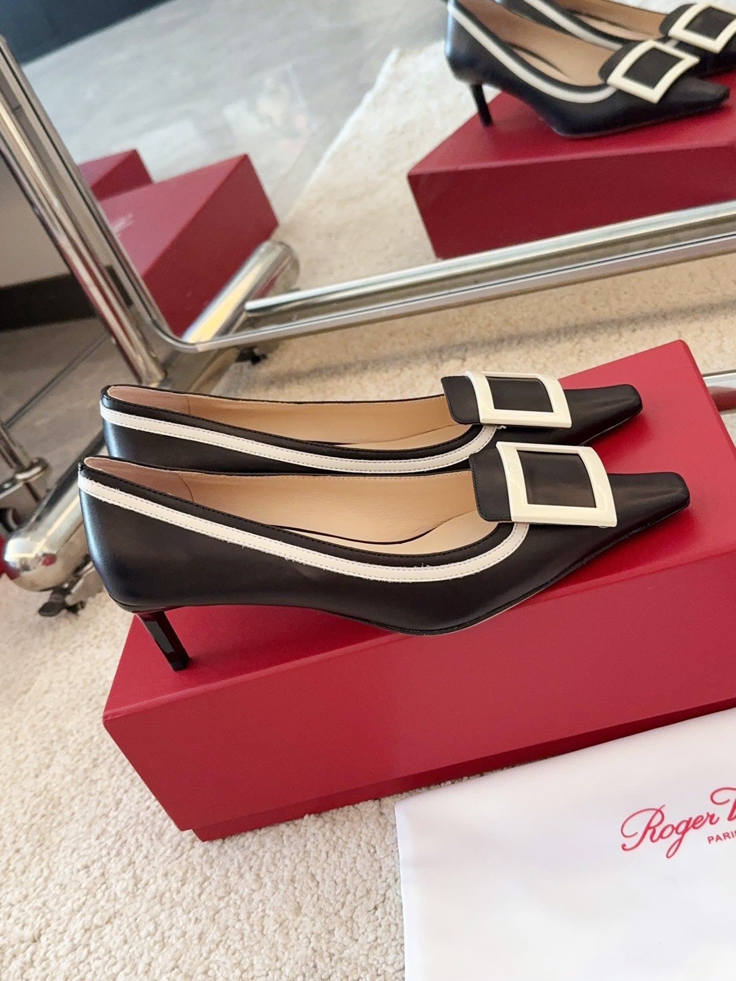 VIV’ CANARD PUMPS IN BLACK SHINY CALFSKIN