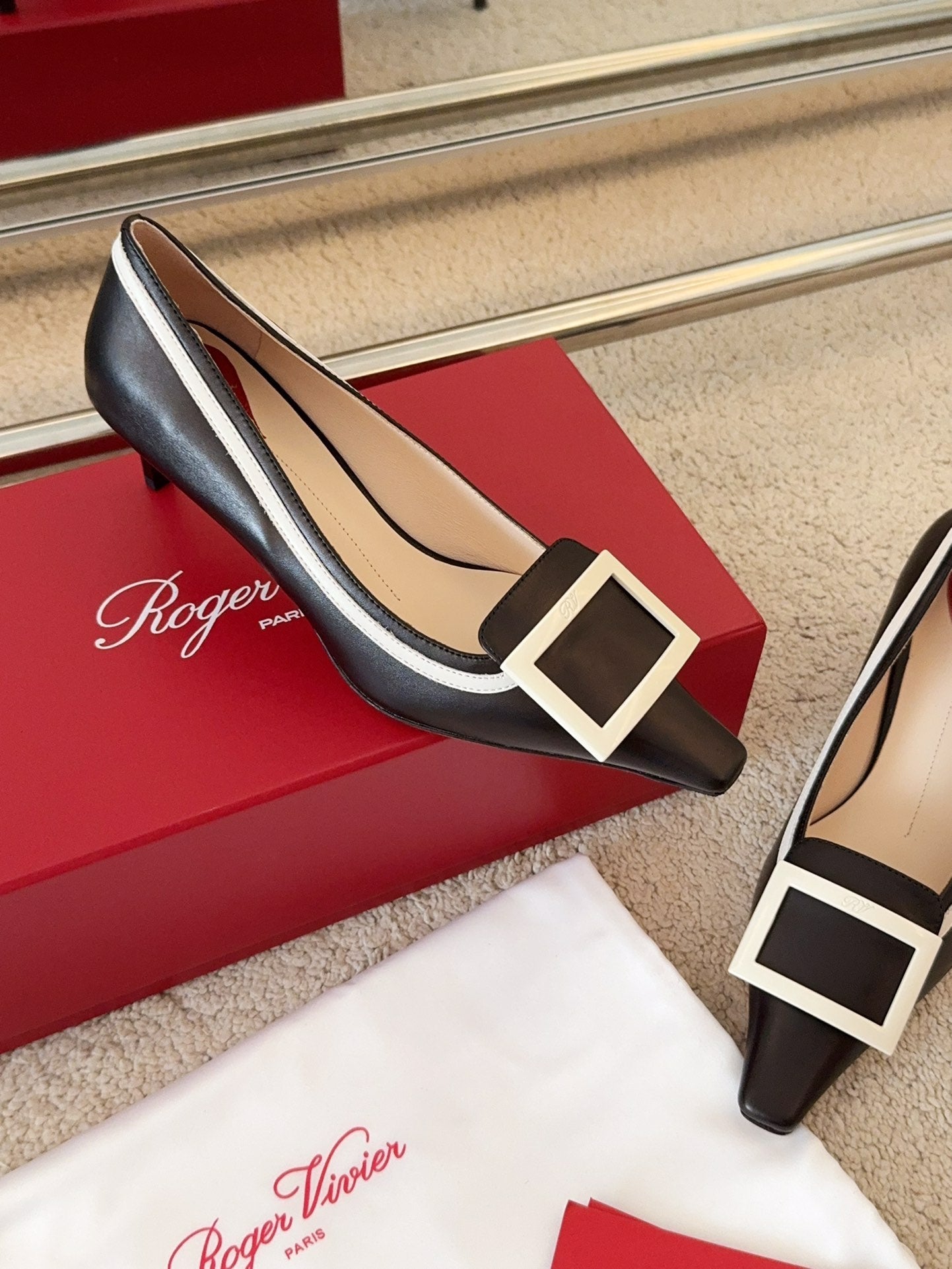 VIV’ CANARD PUMPS IN BLACK SHINY CALFSKIN