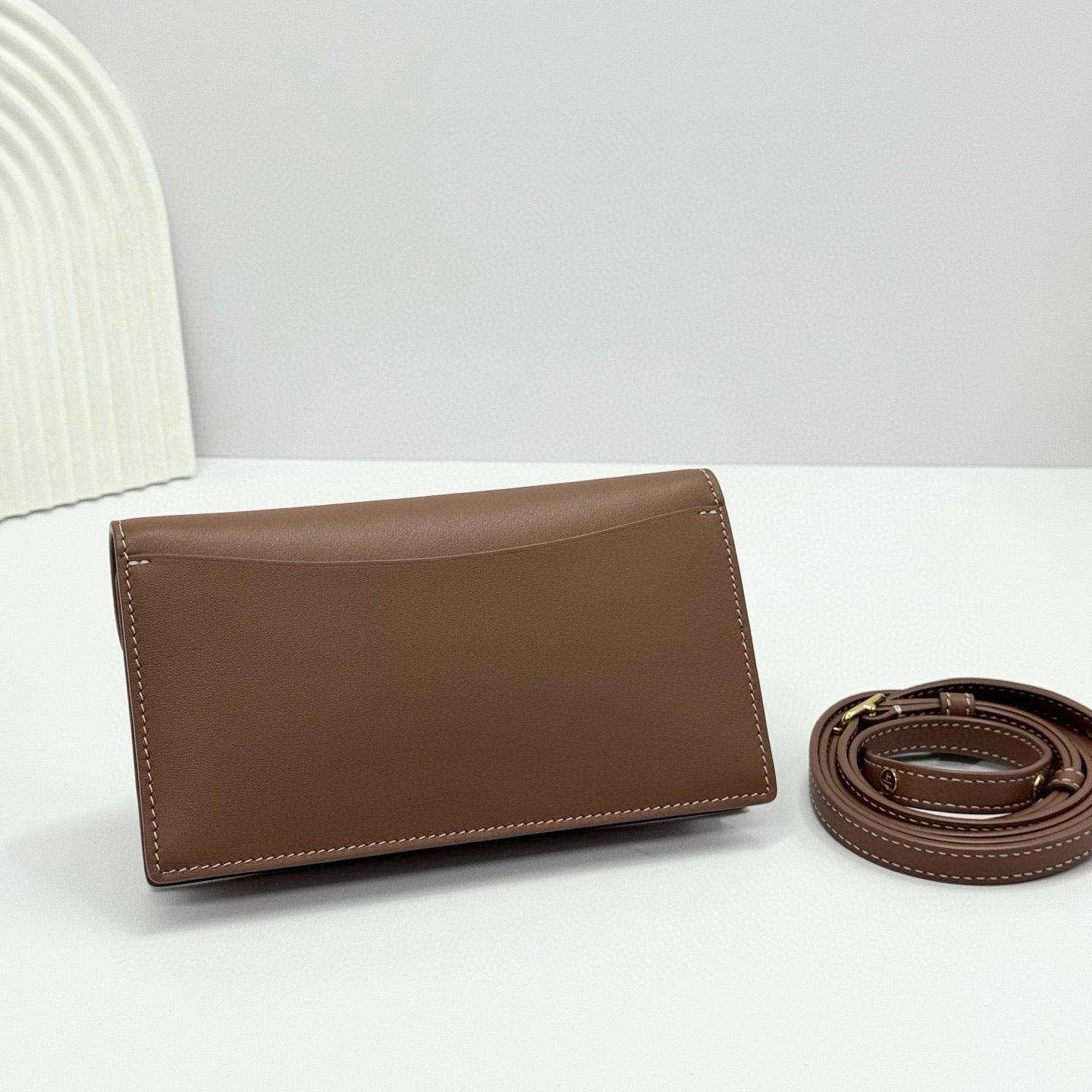 EXTRA POCHETTE 18 IN CARAMEL SUGAR CALFSKIN GOLD HARDWARE