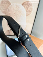 PRA TRIANGLE BELT IN BLACK SAFFIANO LEATHER WITH ENAMEL LOGO BUCKLE