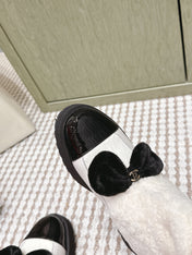 CHANEL 25S ANKLE BOOTS IN WHITE SHEARLING LAMBSKIN AND BLACK PATENT CALFSKIN