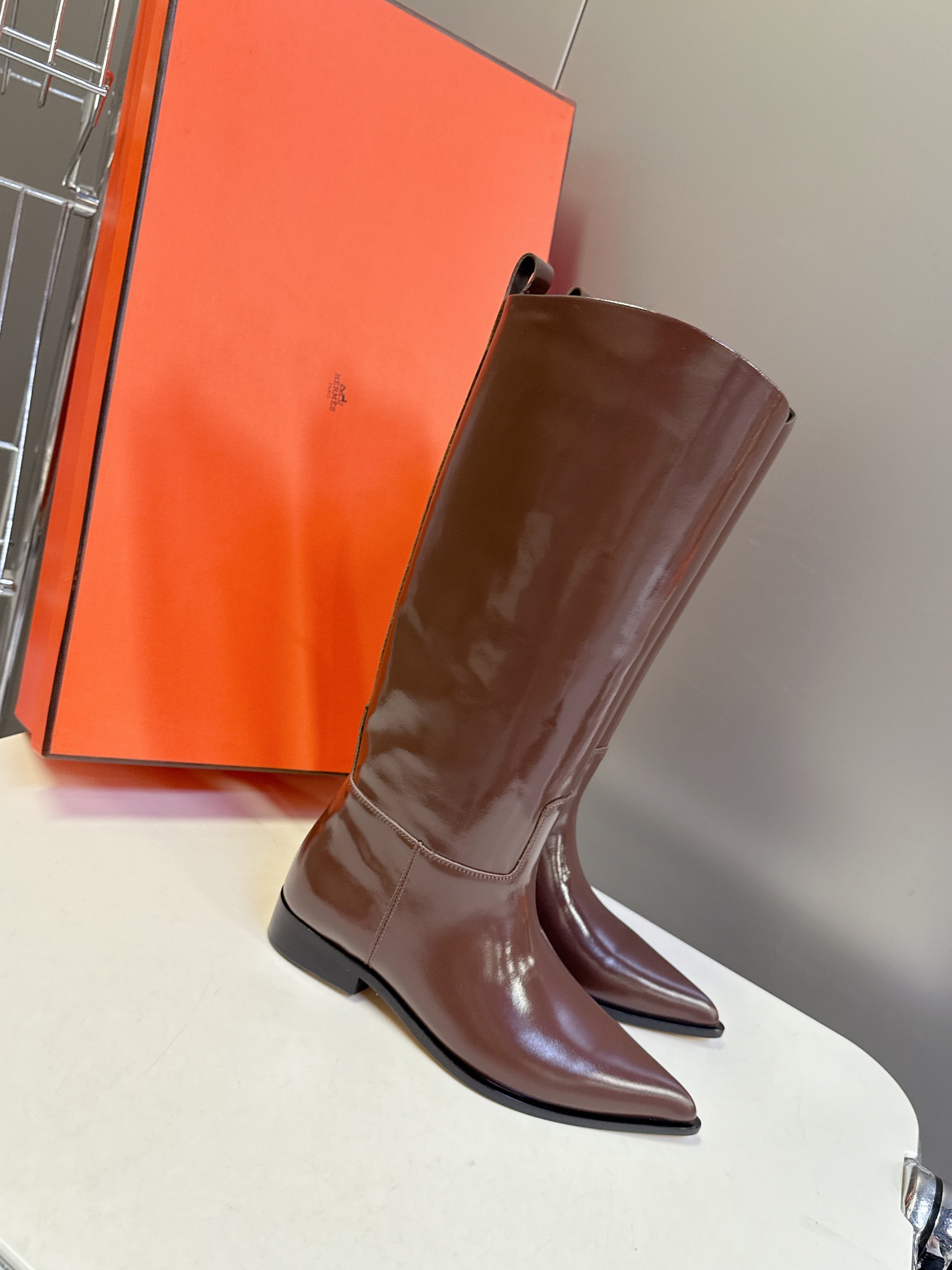 HM 25S POINTED-TOE KNEE-HIGH BOOTS IN BROWN GLOSSY LAMBSKIN