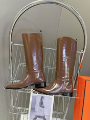 HM 25S POINTED-TOE KNEE-HIGH BOOTS IN BROWN GLOSSY LAMBSKIN
