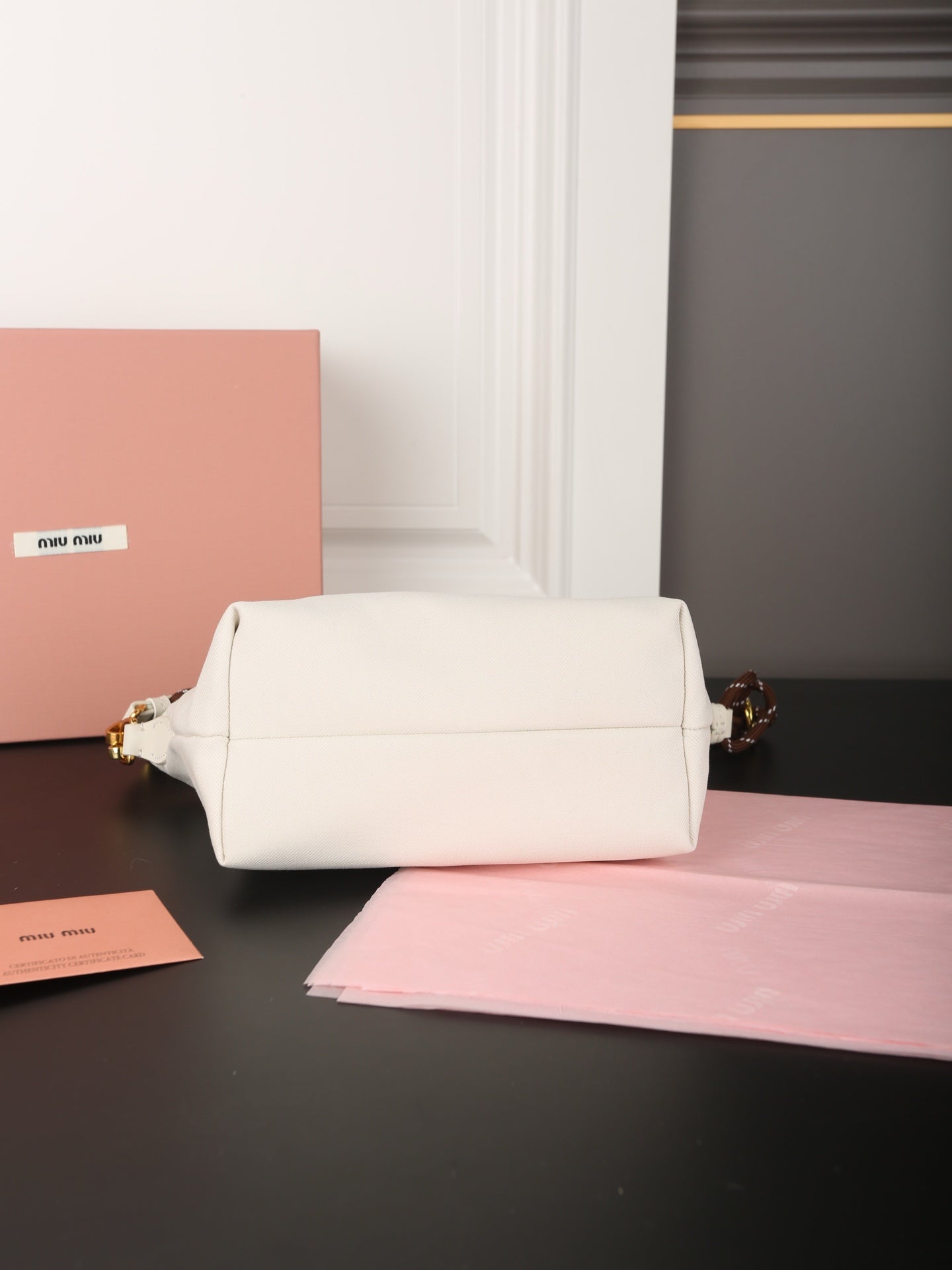 CHAIN SHOULDER BAG 18 IN WHITE FABRIC GOLD HARDWARE