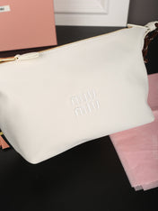 CHAIN SHOULDER BAG 18 IN WHITE FABRIC GOLD HARDWARE