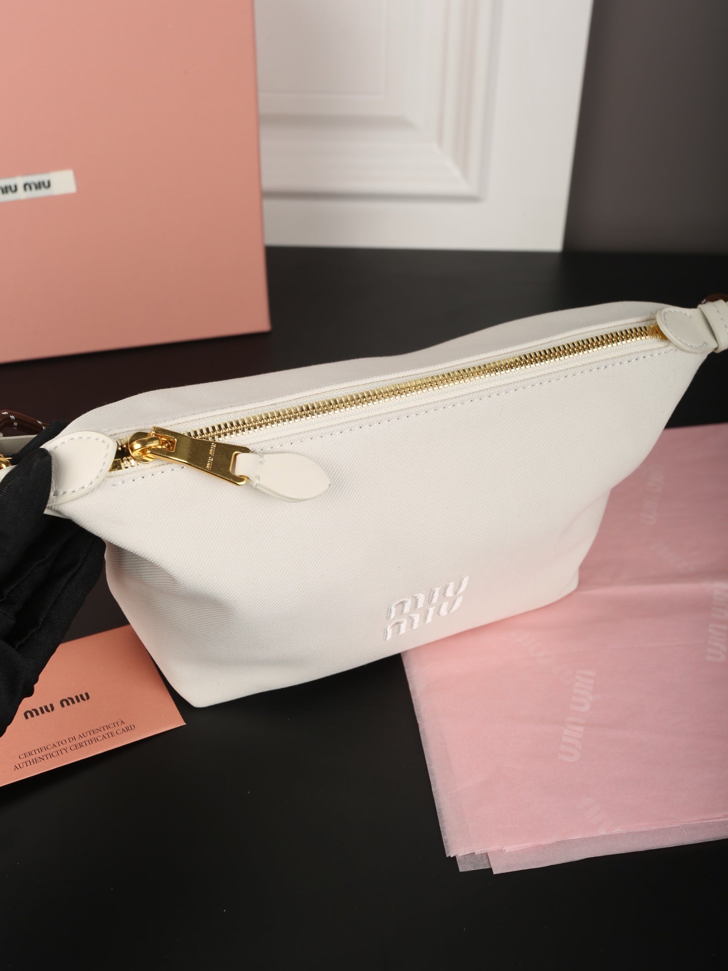 CHAIN SHOULDER BAG 18 IN WHITE FABRIC GOLD HARDWARE