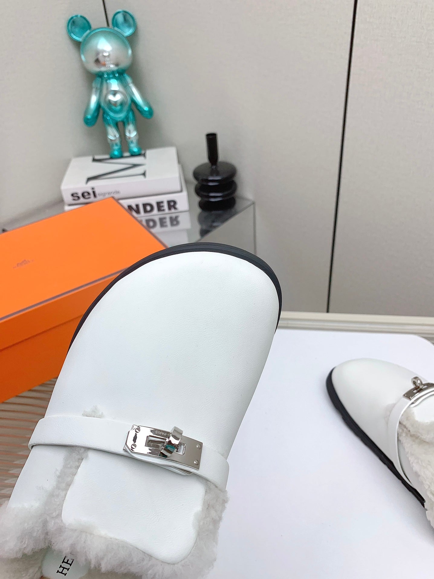 SLIP-ON MULE IN WHITE CALFSKIN AND SHEARLING LINING