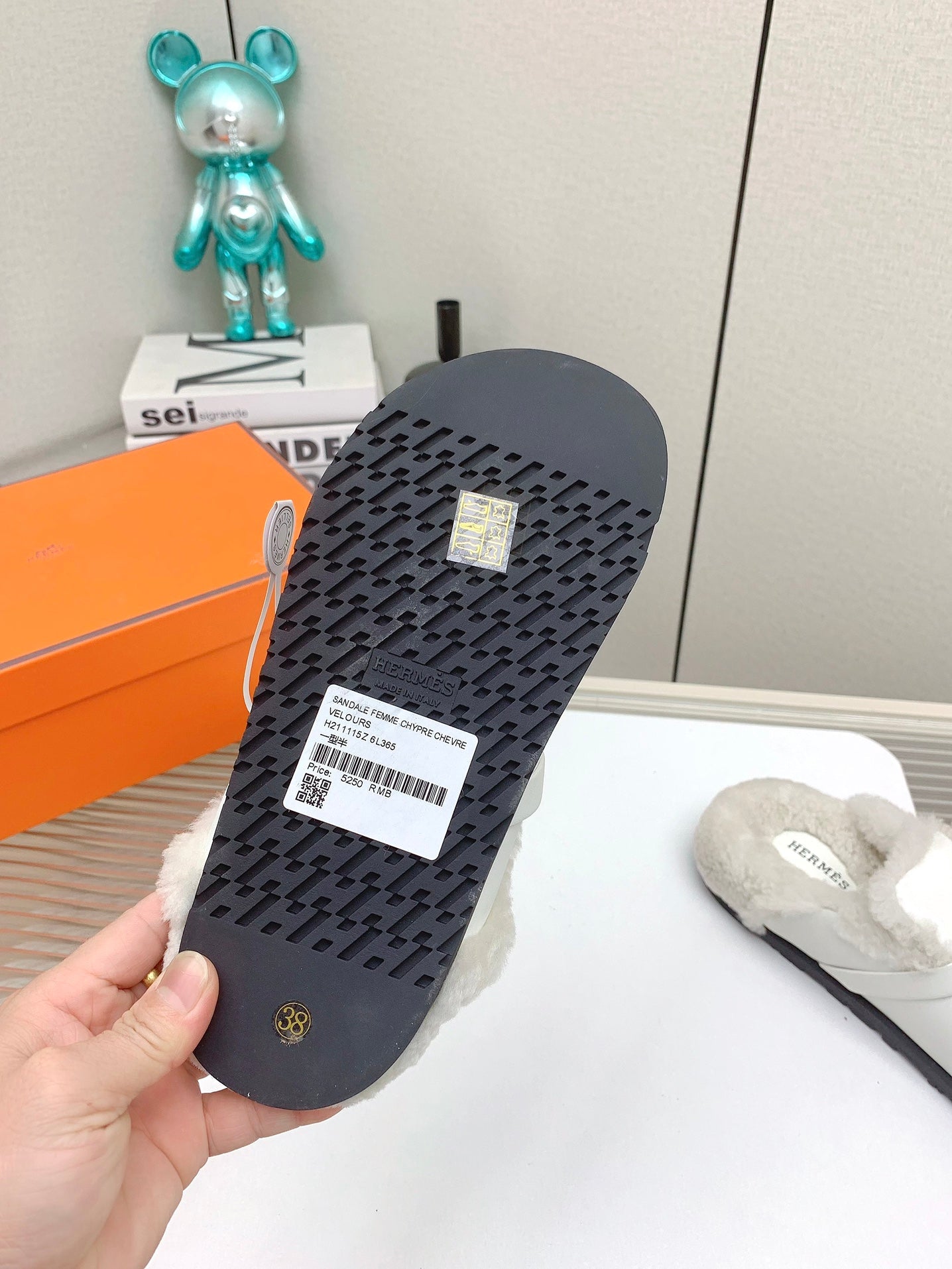 SLIP-ON MULE IN WHITE CALFSKIN AND SHEARLING LINING