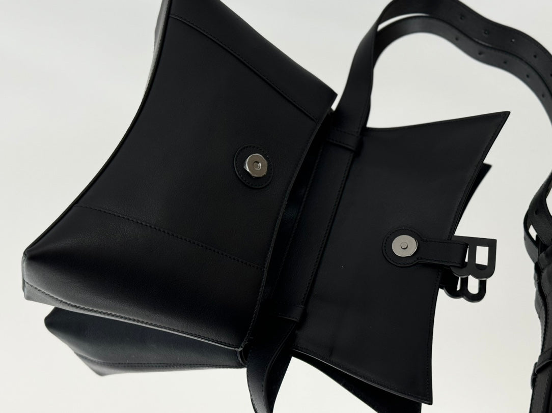 DOWNTOWN S CROSSBODY BAG 30 IN BLACK SOFT LAMBSKIN