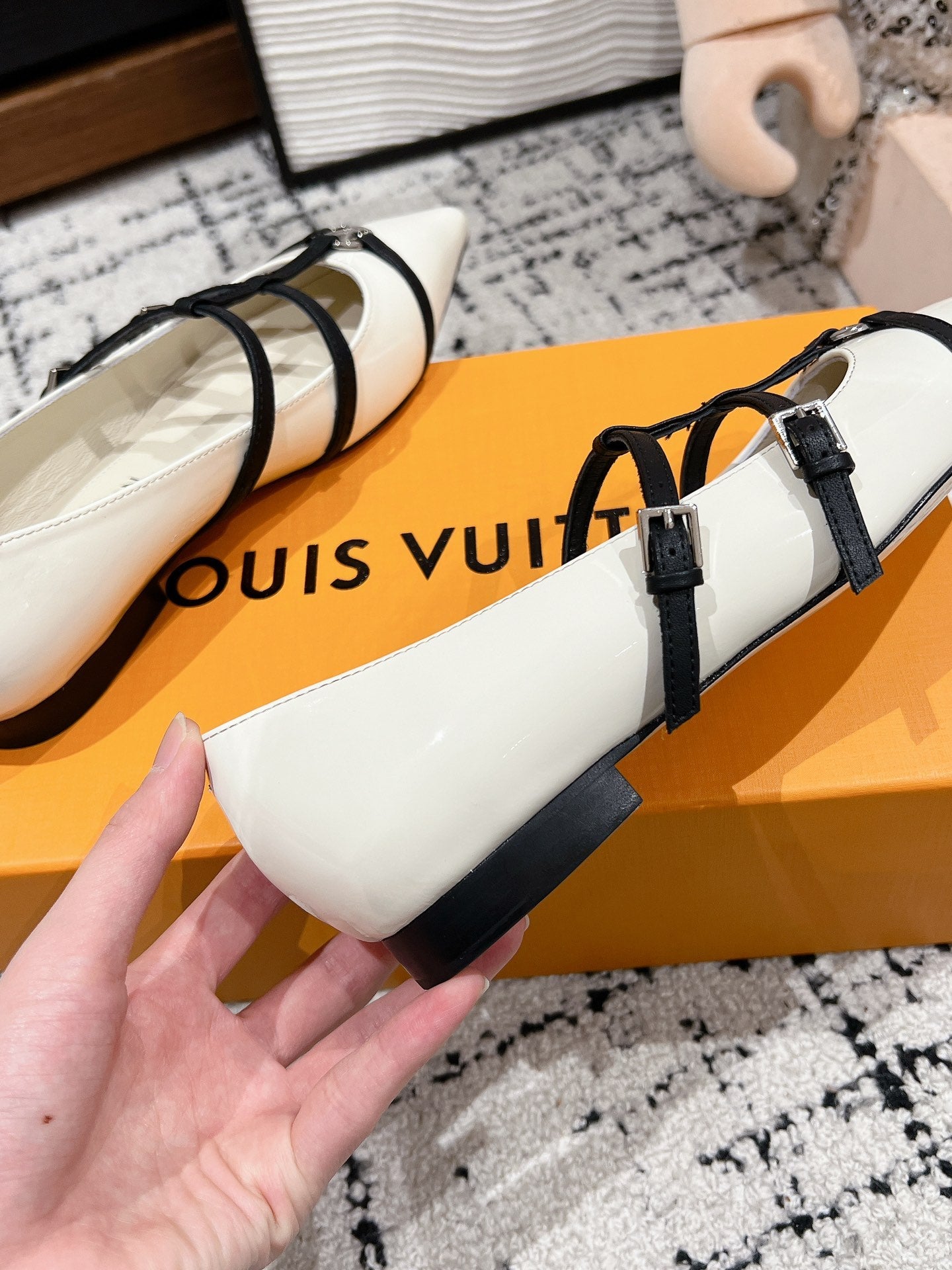 POINTED FLAT SHOES IN WHITE MIX BLACK CALFSKIN