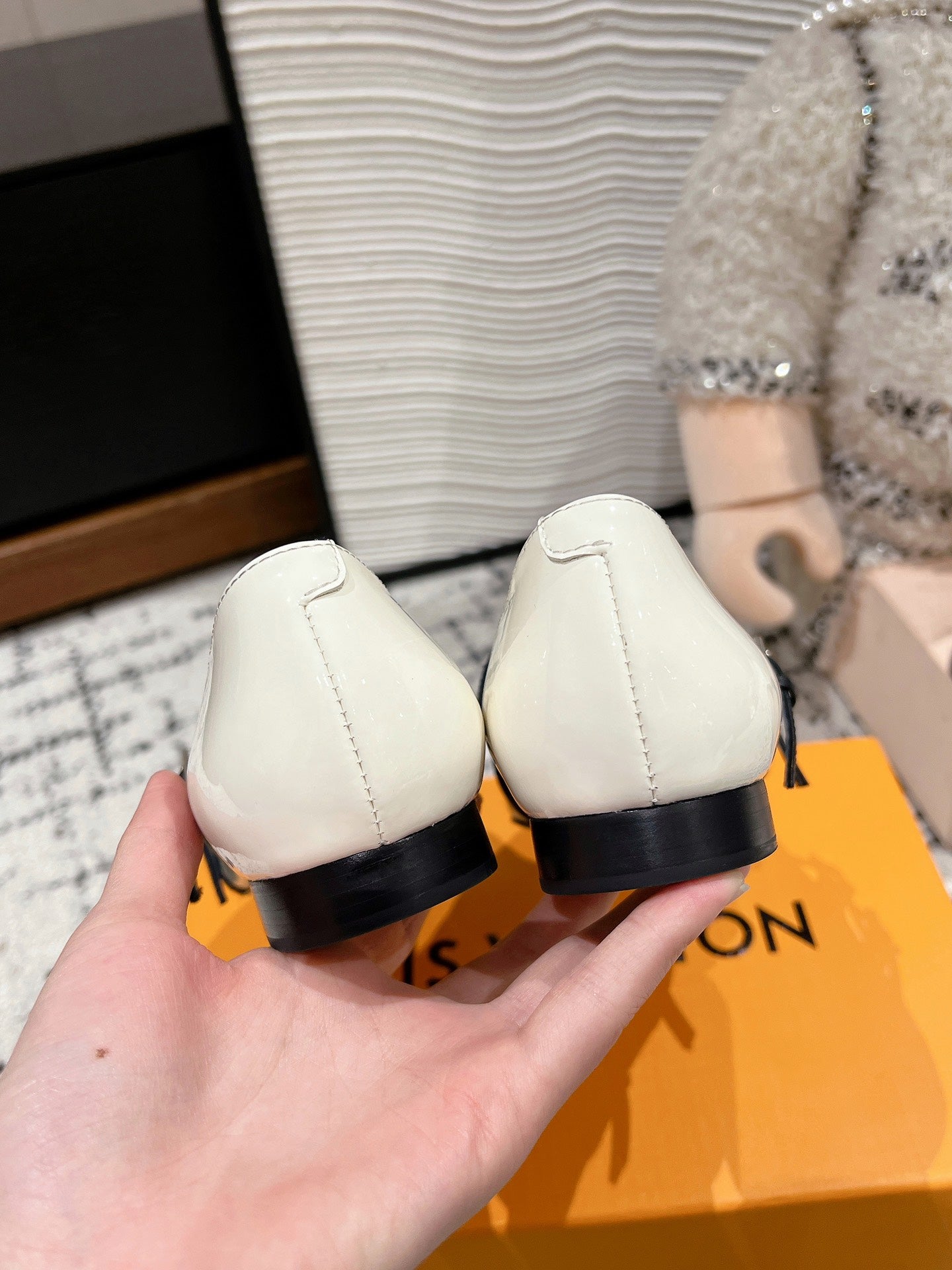 POINTED FLAT SHOES IN WHITE MIX BLACK CALFSKIN