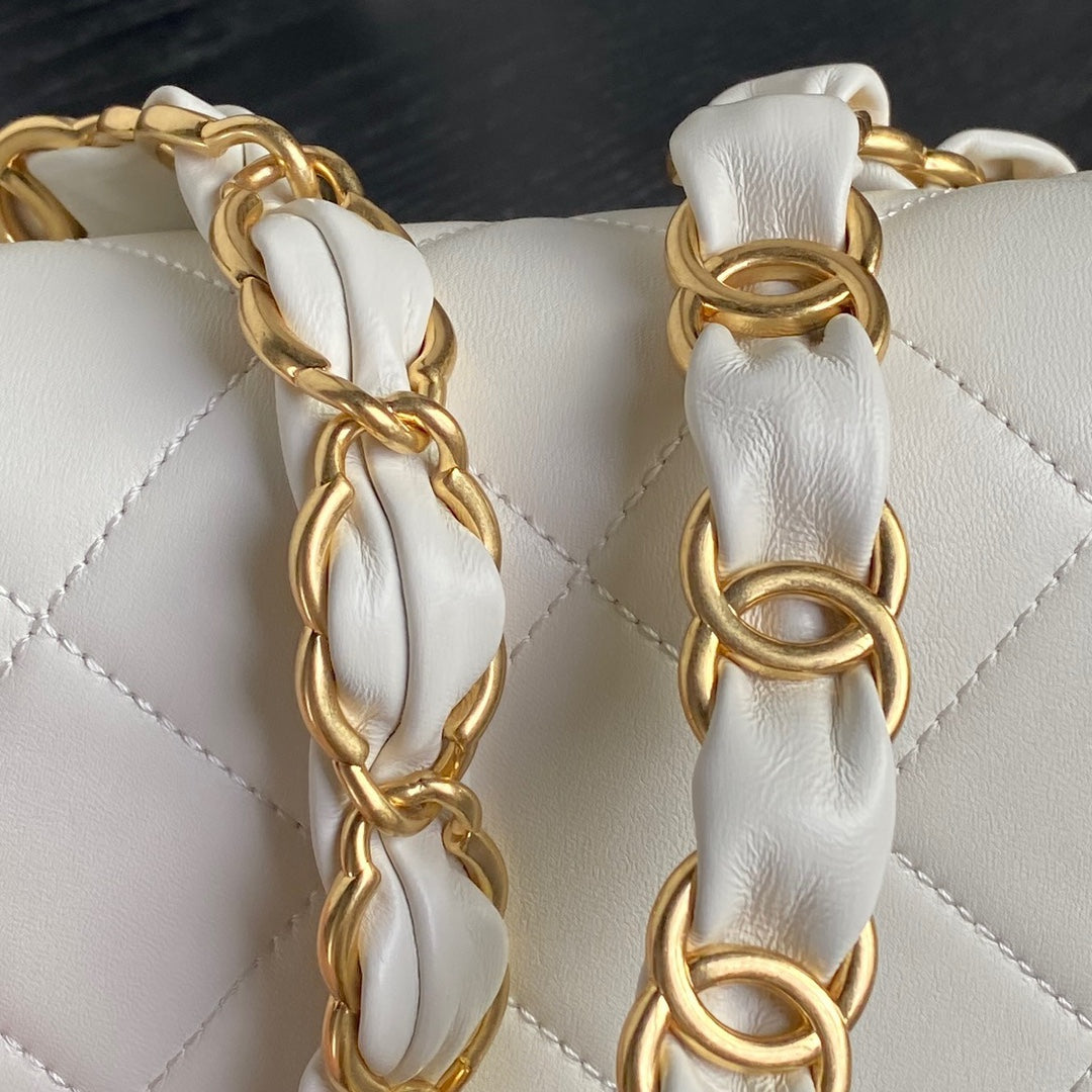 MEDIUM FLAP BAG 26 IN WHITE CALFSKIN GOLD DOUBLE C THICK CHAIN
