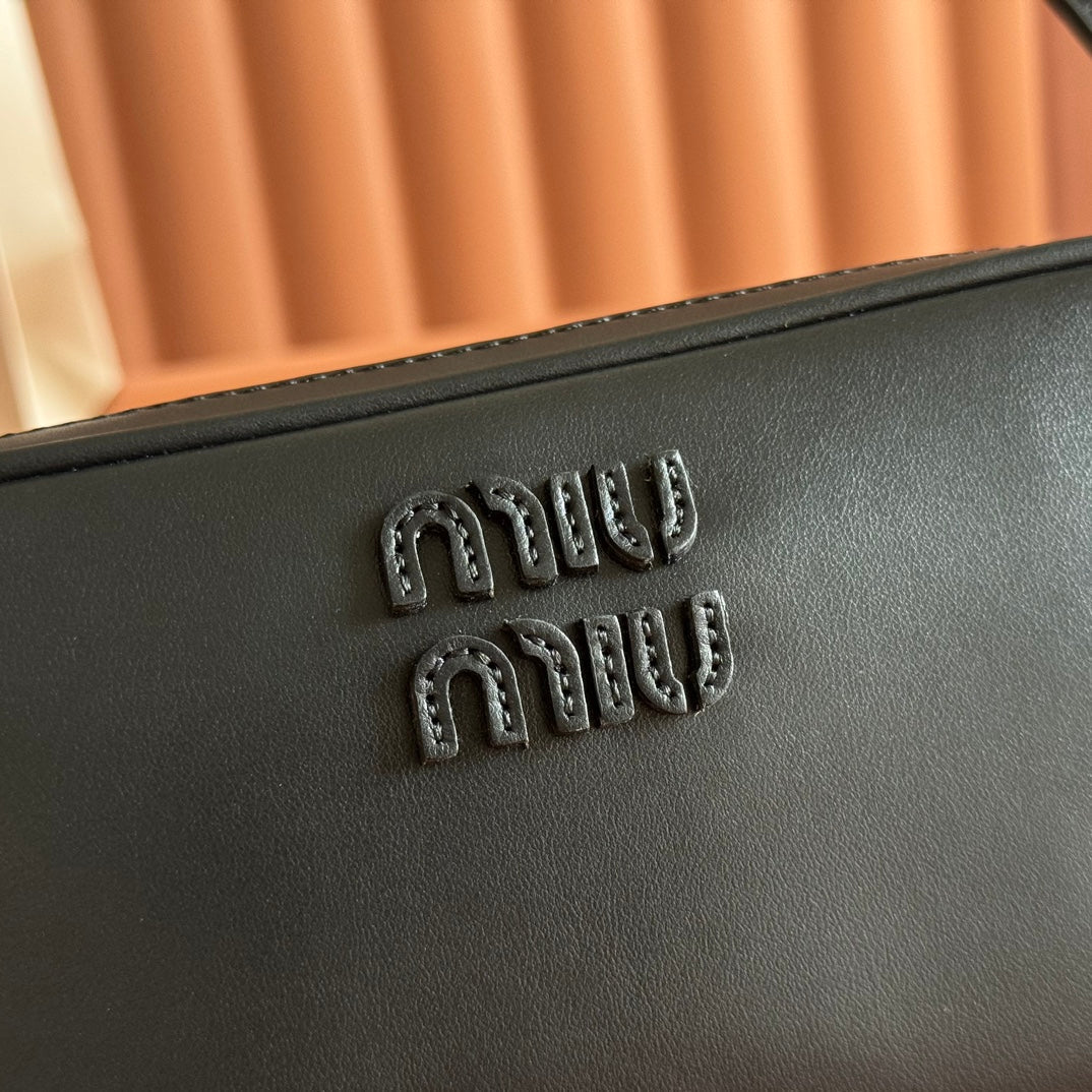 MIUMIU 26S POUCH BAG 20 IN BLACK CALFSKIN GOLD HARDWARE