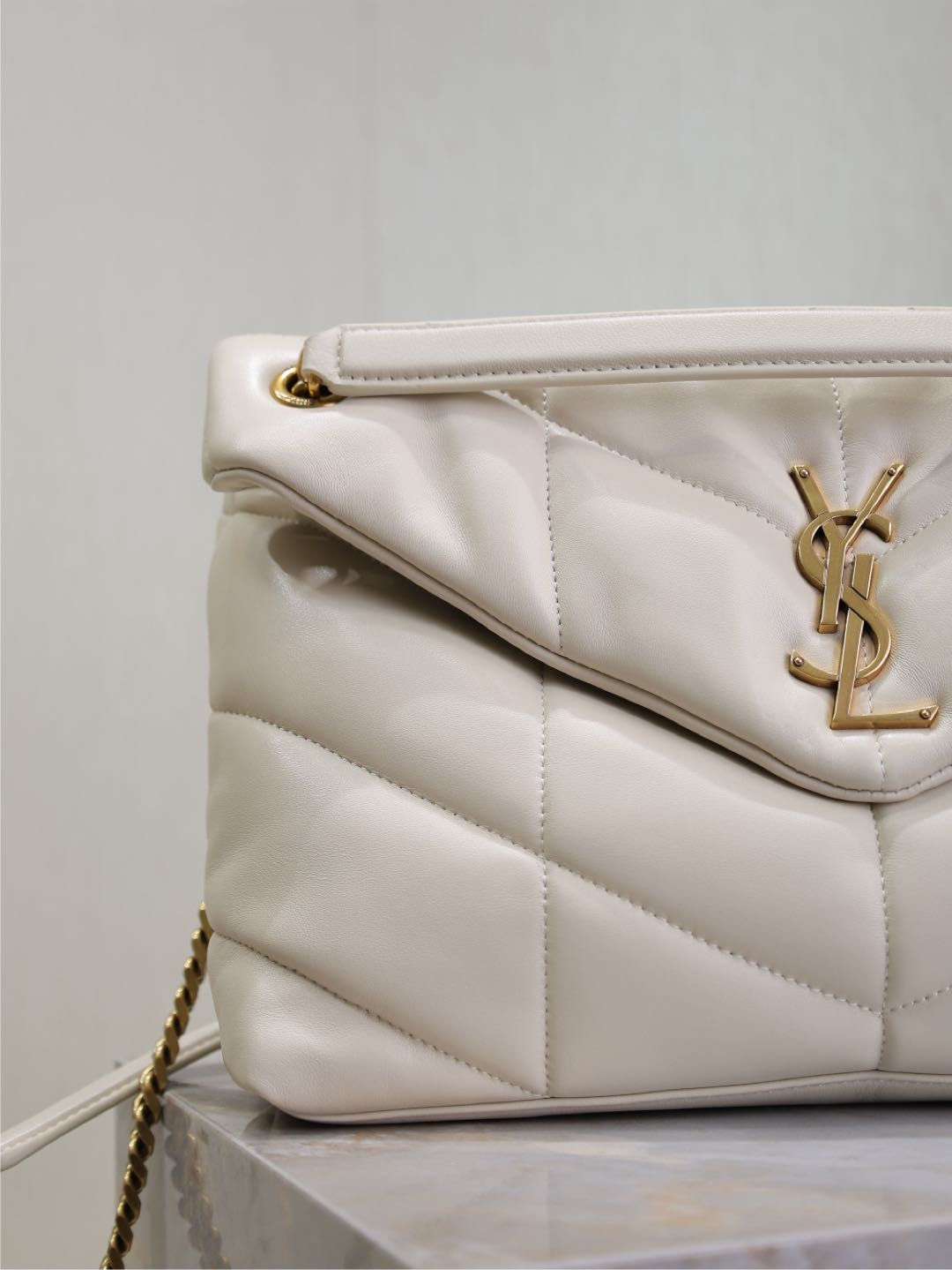 YSL 25S LOULOU PUFFER GM 35 IN BLANC VINTAGE CALFSKIN GOLD HARDWRE