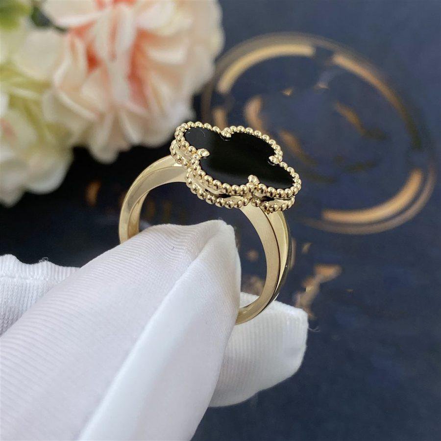CLOVER ONYX RING